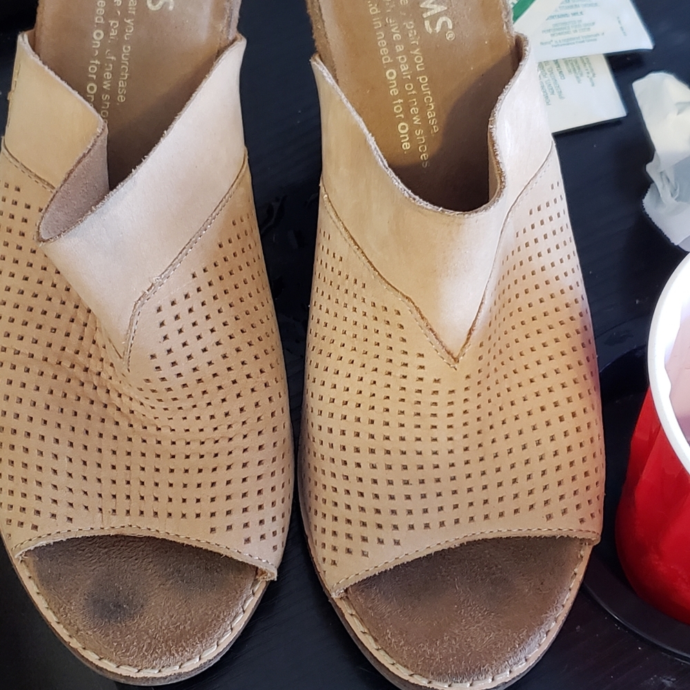 Toms heels 6 W  Tan